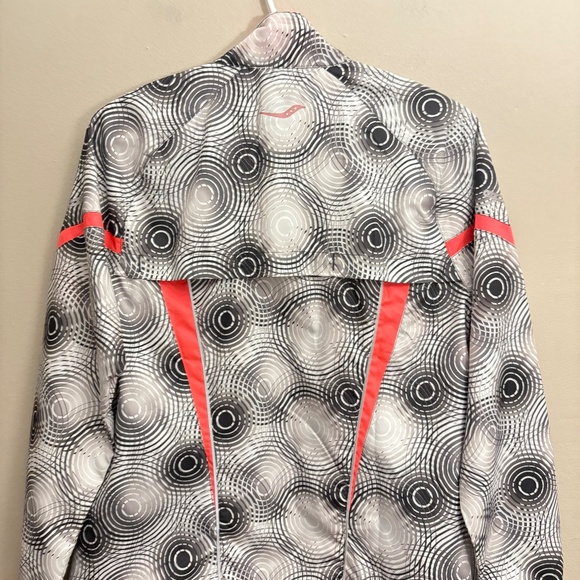 Saucony Black & White Circular Print Running Jacket w Coral Accents - Picture 12 of 15